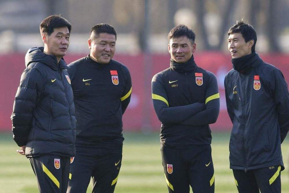 触手怪从下部入侵美女